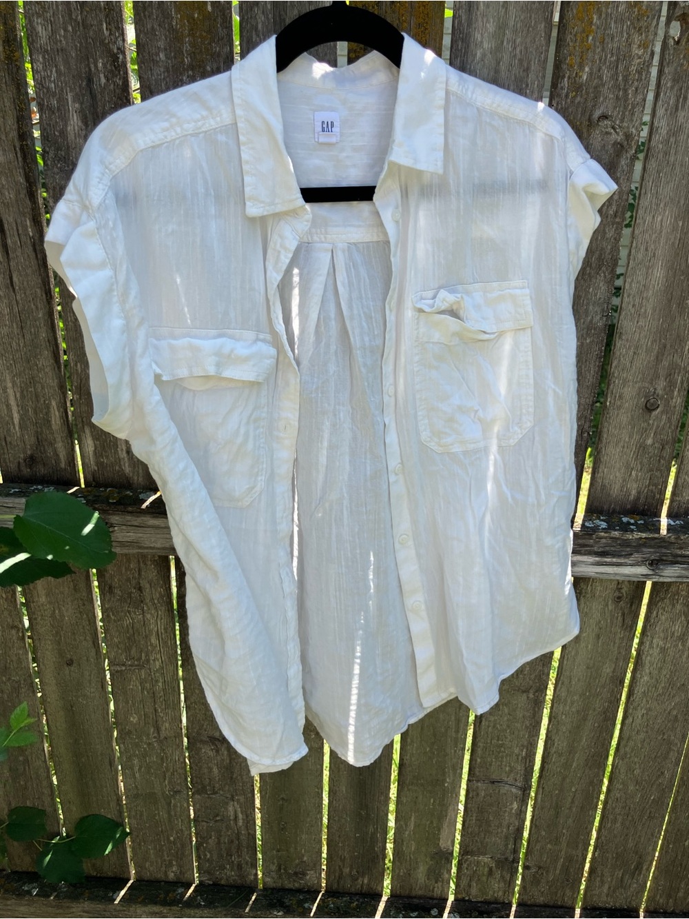 GAP White Short-Sleeve Button-Down Shirt with Chest Pockets, small